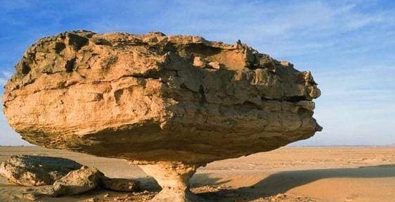 Hòn đá cân bằng kỳ diệu nhất thế giới: Có một nước sử dụng hòn đá này làm biểu tượng quốc gia và in nó trên tiền