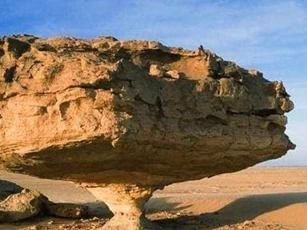 Hòn đá cân bằng kỳ diệu nhất thế giới: Có một nước sử dụng hòn đá này làm biểu tượng quốc gia và in nó trên tiền