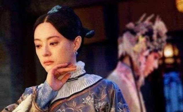 Tục ngữ có câu 'Đàn bà ngón ngắn nhưng không thiếu cơm ăn áo mặc', nó ám chỉ ngón tay nào?