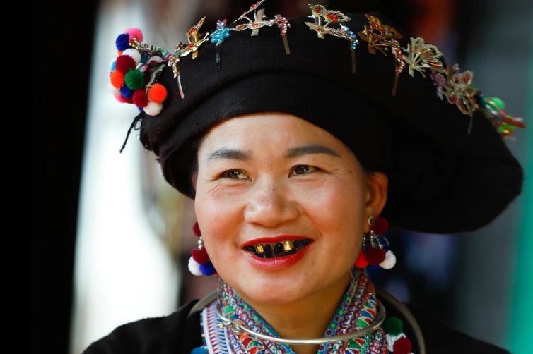 Độc đáo tục nhuộm răng đen của phụ nữ dân tộc Lào