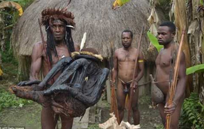 Dựng tóc gáy với bộ tộc ướp xác người bằng cách... treo gác bếp