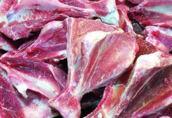 Khi mua xương heo, các chuyên gia chọn hai phần này nhiều thịt và ngọt nước, giá thành rẻ hơn một nửa