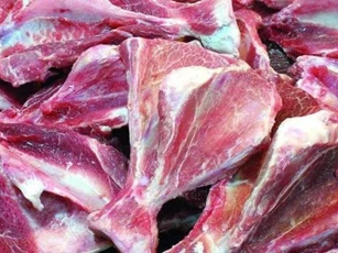 Khi mua xương heo, các chuyên gia chọn hai phần này nhiều thịt và ngọt nước, giá thành rẻ hơn một nửa