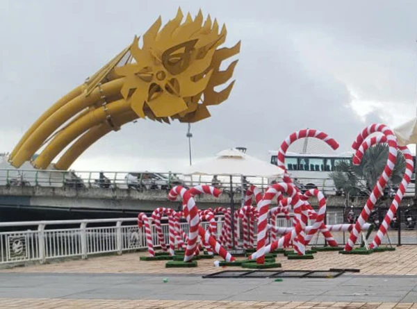 Không gian check-in đón Giáng sinh và chào năm mới 2025 ở bờ Tây cầu Rồng đang được lắp đặt. Không gian check-in đón Giáng sinh và chào năm mới 2025 ở bờ Tây cầu Rồng đang được lắp đặt.