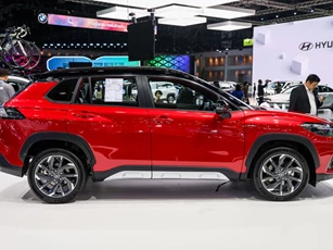 Cận cảnh Toyota Corolla Cross phiên bản đắt nhất: Ngoại hình cá tính, siêu tiết kiệm xăng, giá gần 860 triệu đồng