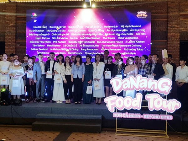 Trao hộ chiều ấm thực cho 50 địa điểm ẩm thực được tuyển chọn tham gia chương trình Đà Nẵng Food Tour. Trao hộ chiều ấm thực cho 50 địa điểm ẩm thực được tuyển chọn tham gia chương trình Đà Nẵng Food Tour.