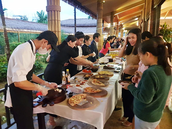 Trải nghiệm những món ăn đặc sắc được tuyển chọn tham gia chương trình Đà Nẵng Food Tour. Trải nghiệm những món ăn đặc sắc được tuyển chọn tham gia chương trình Đà Nẵng Food Tour.