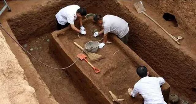 Đội chuyên gia tiến hành khảo cổ ngôi mộ thời Đường. Ảnh: Sohu
