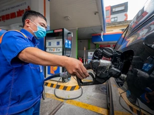 Giá xăng tăng, dầu giảm