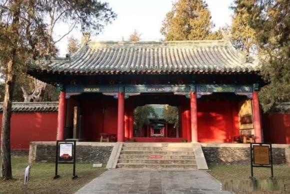 'Một người không vào chùa, hai người không nhìn giếng, ba người không ôm cây' có ý nghĩa gì? Trí tuệ của người xưa rất đáng học hỏi