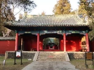 'Một người không vào chùa, hai người không nhìn giếng, ba người không ôm cây' có ý nghĩa gì? Trí tuệ của người xưa rất đáng học hỏi
