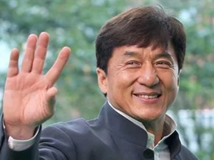 Về già, Thành Long thấy hối hận và quyết định sửa lại di chúc hàng trăm tỷ để bù đắp cho con gái ngoài giá thú