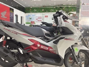 Giá xe Honda Air Blade 2025 giữa tháng 12/2024 giảm không phanh, rẻ lấn át Vario hút khách Việt