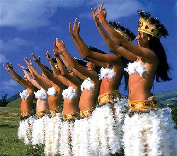 Theo truyền thuyết, thì bộ tộc Rapa Nui vốn là những người Polynesia. Tộc trưởng Hotu Matu'a đã đưa một nhóm người Polynesia đi trên những chiếc thuyền tìm đến đảo. Vì thế, ông là vua của hòn đảo này.