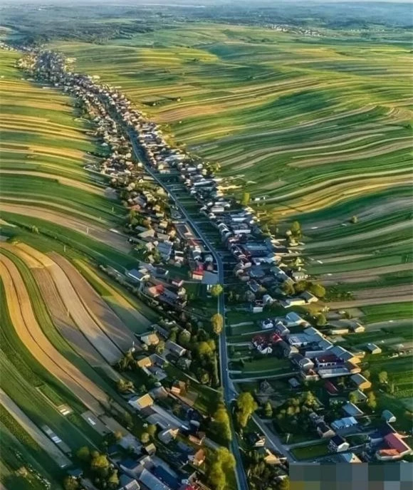 Suloshova, ngôi làng kì lạ, ba lan