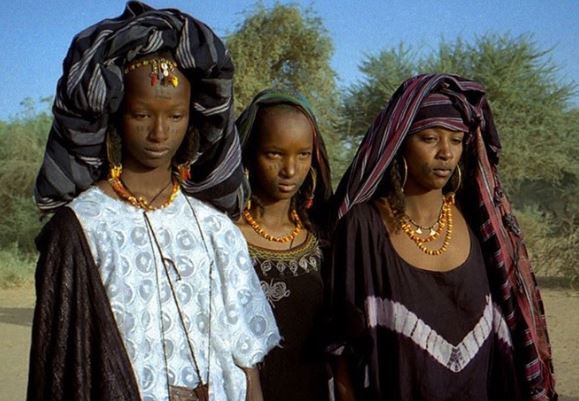 Kỳ lạ bộ lạc nơi đàn ông mới là phái đẹp, phụ nữ thoải mái 'cắm sừng' chồng để sinh con cho đẹp