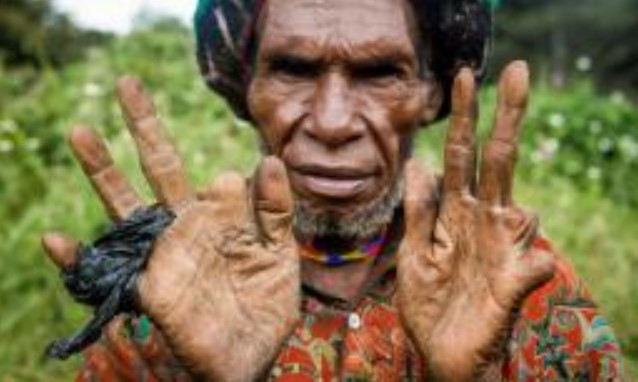Kỳ lạ bộ tộc cắt một đốt ngón tay khi người thân qua đời, khi đốt tay không đủ thì cắt vành tai và mũi