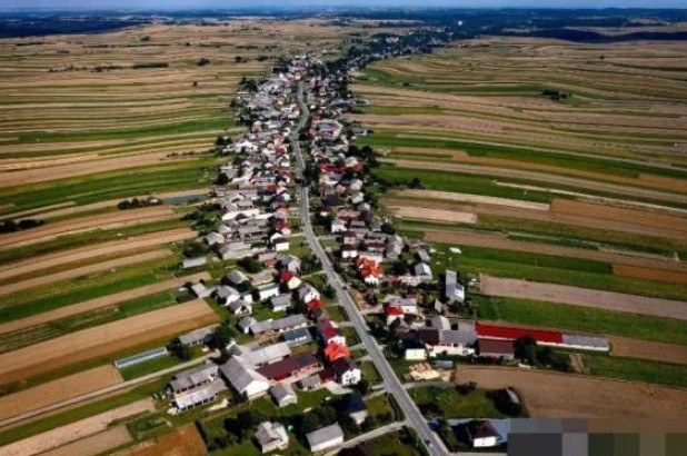 Suloshova: một ngôi làng Ba Lan độc đáo với 6.000 người sống trên một con phố