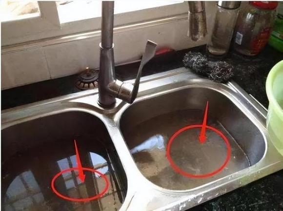 Xử lý cống tắc nhanh chóng: Ngừng xả nước nóng và áp dụng 3 mẹo thông minh này