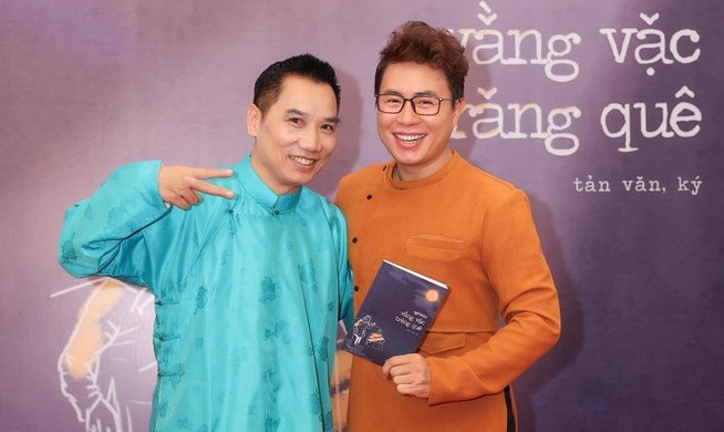 Đông đảo nghệ sĩ tới chúc mừng nhà báo Ngô Bá Lục ra mắt tản văn "Vằng vặc trăng quê"