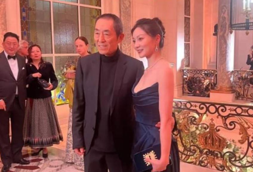 Vợ trẻ kém 31 tuổi gây sốt khi mặc gợi cảm khoe nhan sắc đỉnh cao bên Trương Nghệ Mưu, con trai và con gái cũng hiếm hoi lộ diện