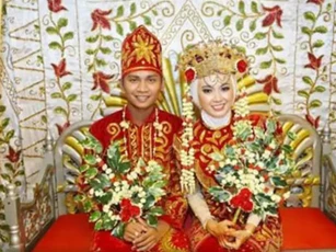Bộ lạc ở Indonesia cấm vợ chồng mới cưới sử dụng nhà vệ sinh trong 3 ngày