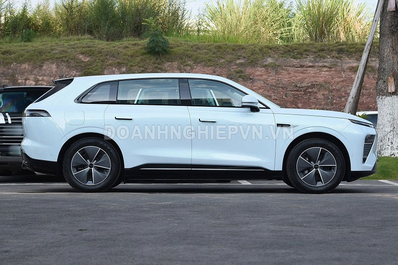 SUV dài hơn 4,9 mét, công suất 616 mã lực, tiết kiệm xăng hơn xe máy, giá gần 790 triệu đồng