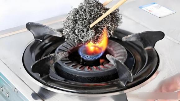 Đặt những quả bóng len thép vào lửa và nướng chúng. Nó thực sự hữu ích và giải quyết được nhiều vấn đề trong gia đình