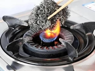 Đặt những quả bóng len thép vào lửa và nướng chúng. Nó thực sự hữu ích và giải quyết được nhiều vấn đề trong gia đình