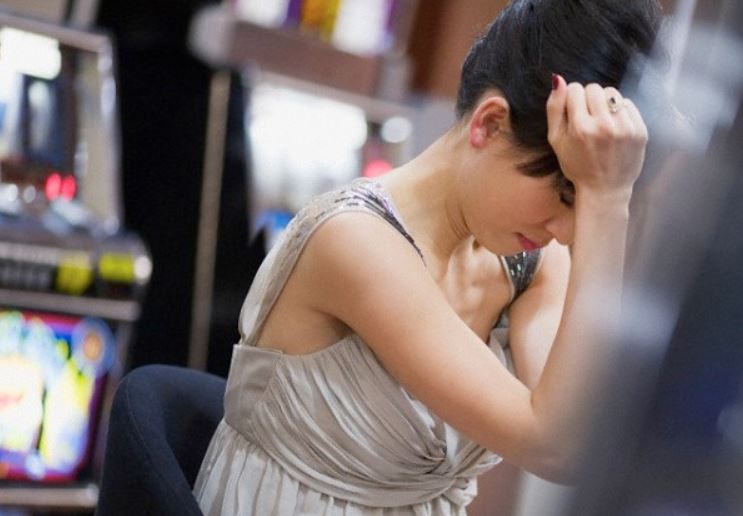 Mùng 1 đầu tháng, chồng nổi trận lôi đình vì mẹ chồng gọi điện “kể khổ,” tôi kéo anh vào phòng con trai, mọi tranh cãi lập tức im bặt