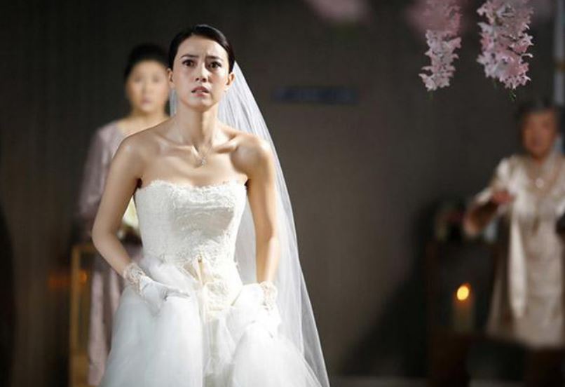 Nhà trai yêu cầu có bầu mới cưới rồi “lật kèo” phút chót: Một năm sau, 9 tráp sính lễ cũng không cứu vãn được lòng tự trọng của mẹ đơn thân!