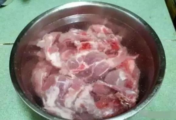 Đừng rửa thịt lợn bằng nước, hãy học “thủ thuật” này và chất bẩn sẽ tự bong ra, thật đáng tiếc nếu bạn không biết
