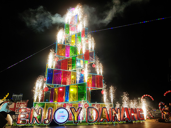 Đà Nẵng: Thắp sáng 'cây thông ánh sáng” mở màn lễ hội đón Giáng sinh, chào năm mới 2025