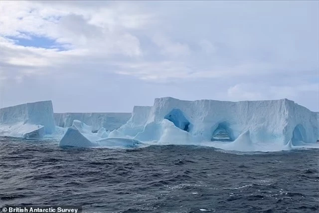 93123925-14190237-The_iceberg_originally_calved_from_Antarctica_s_Filchner_Ice_She-a-72_1734103472126_11zon