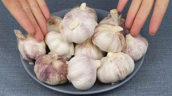 Đuôi tỏi sở hữu một 'cơ quan nhỏ', chỉ cần chạm đúng cách vỏ tỏi sẽ bong sạch mà không tốn chút sức lực