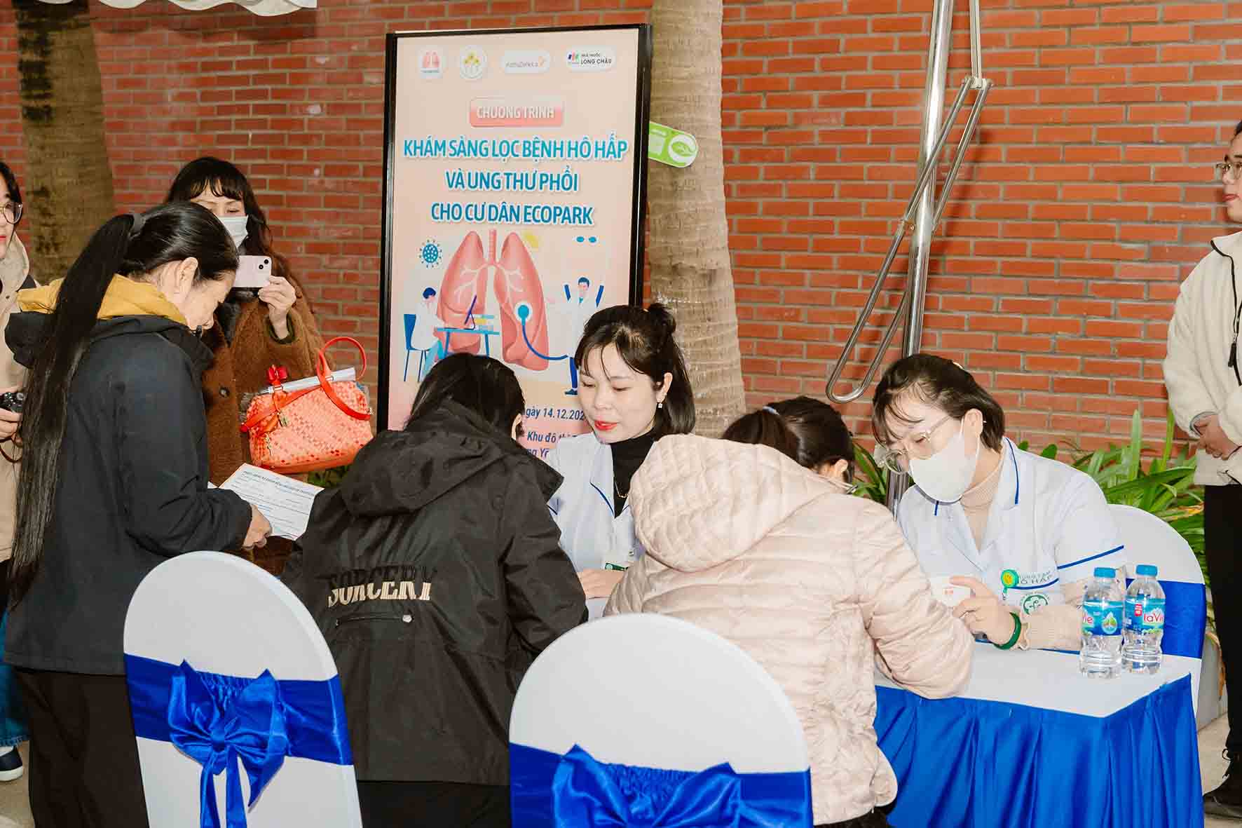 Hàng trăm người dân được khám sàng lọc bệnh ung thư phổi