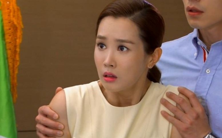 Mẹ chồng thẳng tay bới tung túi đồ từ thiện, buông lời “sốc óc” khiến con dâu đứng hình