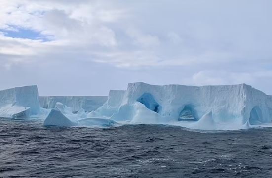 Tảng băng trôi lớn nhất thế giới nặng 1 nghìn tỷ tấn đang di chuyển sau 30 năm nằm im