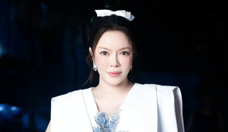 Lý Nhã Kỳ kiêu sa trong váy trắng tinh khôi