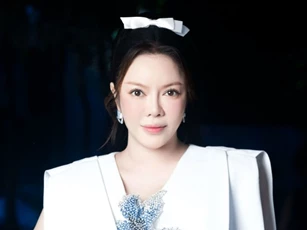 Lý Nhã Kỳ kiêu sa trong váy trắng tinh khôi