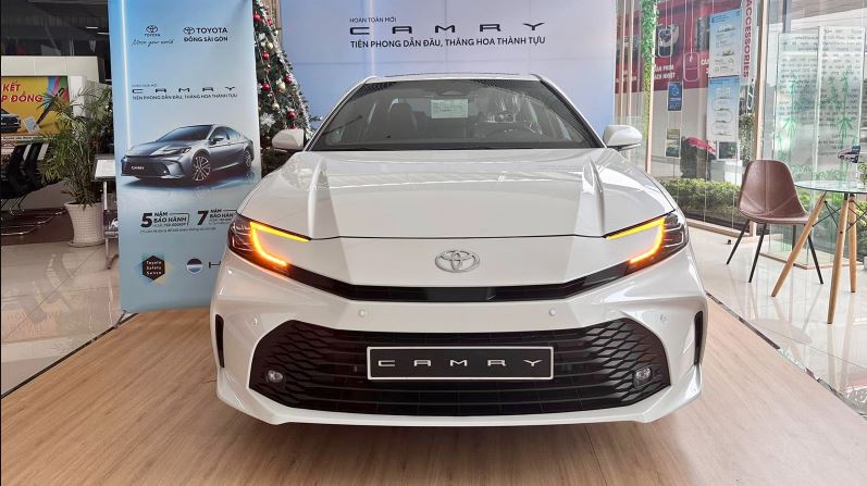 Tận mục Toyota Camry hoàn toàn mới bản "rẻ nhất" tại đại lý