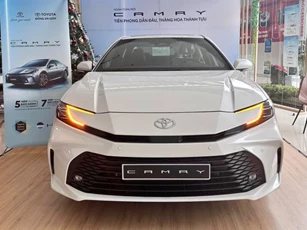 Tận mục Toyota Camry hoàn toàn mới bản "rẻ nhất" tại đại lý