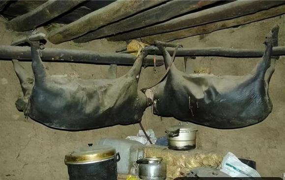 Món thịt lợn treo trên xà suốt 50 năm, thối xình hôi hám, nhưng chỉ khách quý mới được mời ăn
