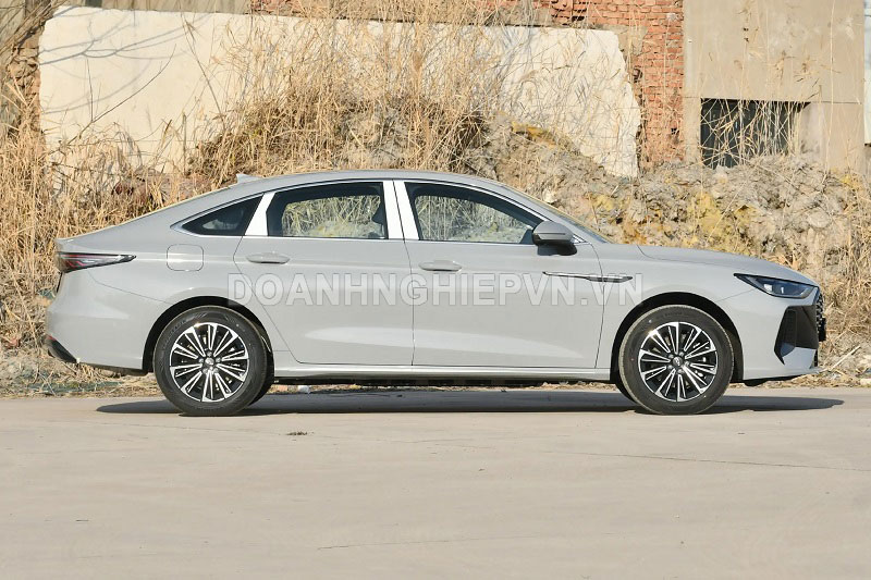 Xe sedan dài gần 4,8 mét, tầm hoạt động xa nhất thế giới, siêu tiết kiệm xăng, giá ‘hạt dẻ’