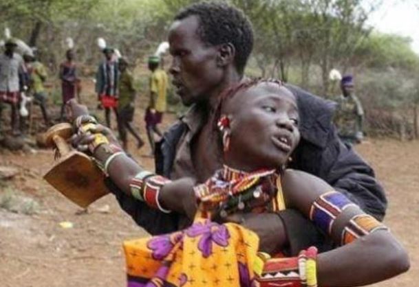 Tìm hiểu đám cưới 'man rợ' của các bộ tộc châu Phi, cô dâu kêu cứu nhưng người nhà chỉ lạnh lùng nhìn