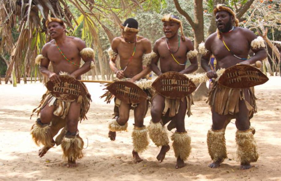 Phong tục kỳ lạ của bộ tộc kiểm tra ‘trinh tiết’ nam giới bằng cách đi tiểu