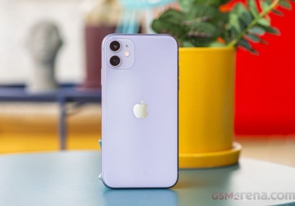 iPhone 11 chinh chi&#x1EBF;n kh&#xF4;ng bi&#x1EBF;t m&#x1EC7;t, l&#xE3;o t&#x1B0;&#x1EDB;ng gi&#xE1; r&#x1EBB; s&#x1ED1; 1 nh&#xE0; Apple, &#x1EA3;nh &#x111;&#x1EB9;p ch&#x1EB3;ng k&#xE9;m iPhone 16