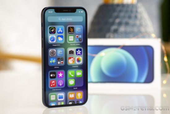 iPhone 12 ngày càng hấp dẫn với màn OLED rẻ nhất Việt Nam, Galaxy A55 5G lo mất ngôi vua tầm trung