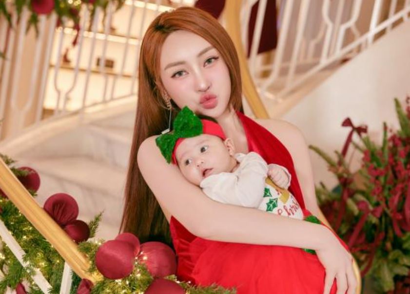 Bà xã Chi Bảo khoe vóc dáng thon gọn sau sinh, biểu cảm lí lắc của ái nữ chiếm trọn spotlight