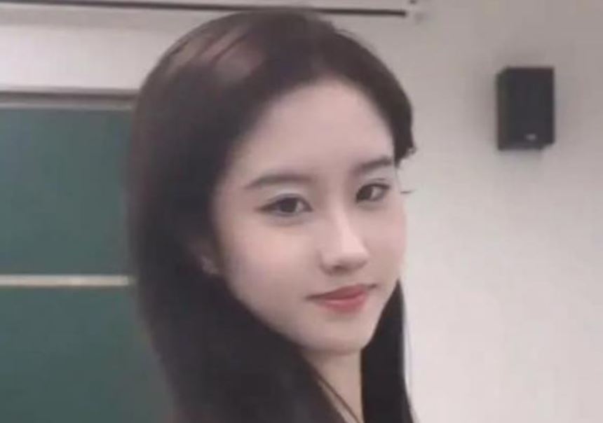 Một nữ sinh viên đại học trông giống Lưu Diệc Phi, được mọi người vây quanh chụp ảnh, vẻ đẹp nhanh chóng gây sốt tại khuôn viên trường!